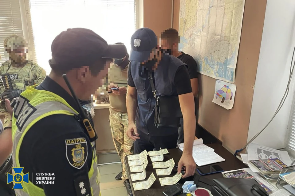 Патрульні на Херсонщині заробляли гроші через перевантажені вантажівки