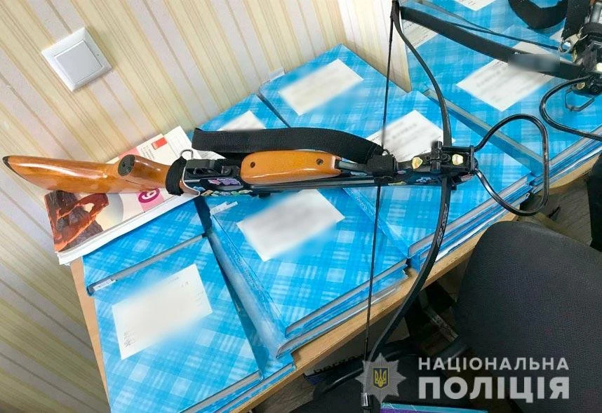 У Полтаві дівчина влаштувала на території школи стрілянину з арбалета