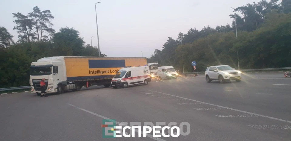 На в’їзді до Києва зіткнулися вантажівка і мотоцикл, є загиблий