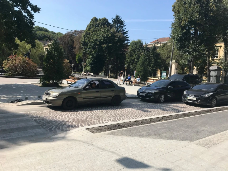 запарковані велодоріжки на Пекарські