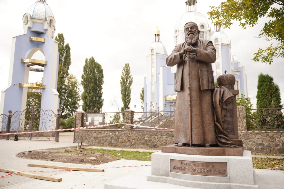 пам’ятник Любомиру Гузару у Вінниці