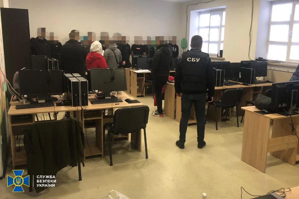 СБУ заблокувала у Вінниці масштабну схему заволодіння коштами громадян через роботу підпільного "call-центру"