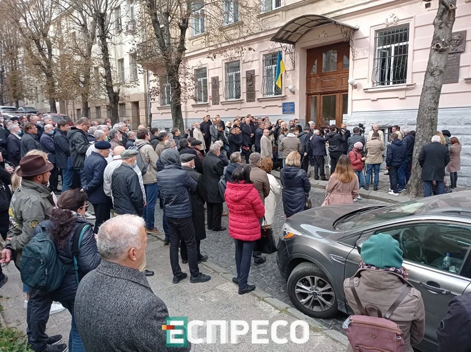 меморіальна дошка на честь Івана Вакарчука.
