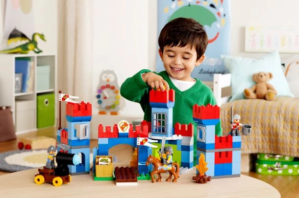 дитина з LEGO