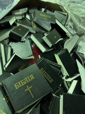 У Броварах на макулатуру здали порізані Біблії. Пункт прийому готовий викуповувати їх в 5 разів дорожче, але цілі