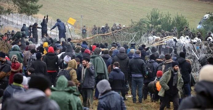 Дві групи мігрантів прорвалися з Білорусі до Польщі