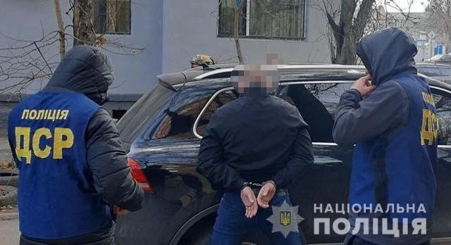 Поліція затримала злочинну групу, яка "вибивала" гроші для депутата