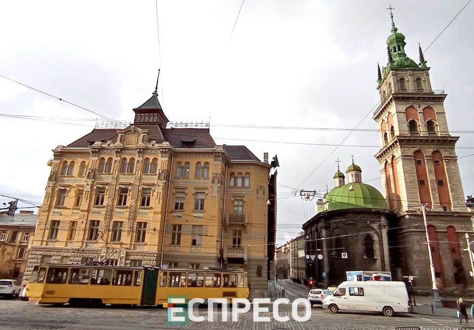 Столітній будинок, зведений для страхового товариства "Дністер" на перехресті вулиць Руська-Підвальна. 