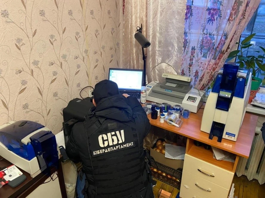 Схема підроблення водійських посвідчень та техпаспортів на викрадені авто