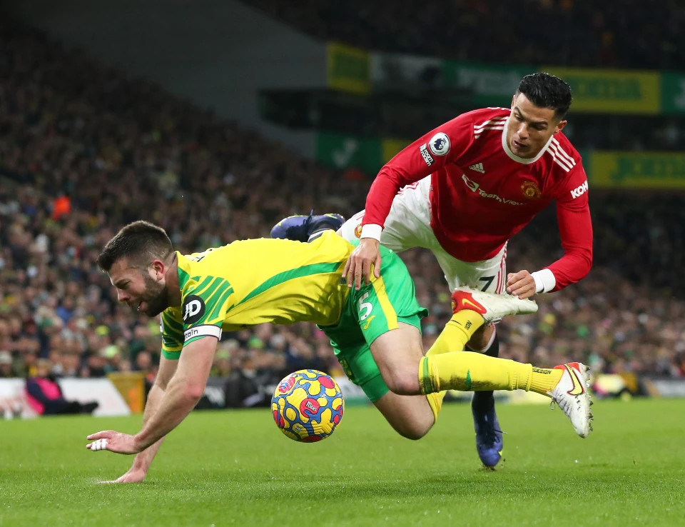 Кріштіану Роналду (праворуч)