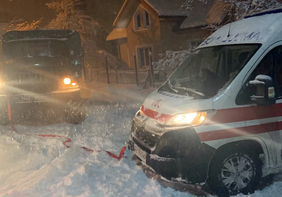 швидка в снігу