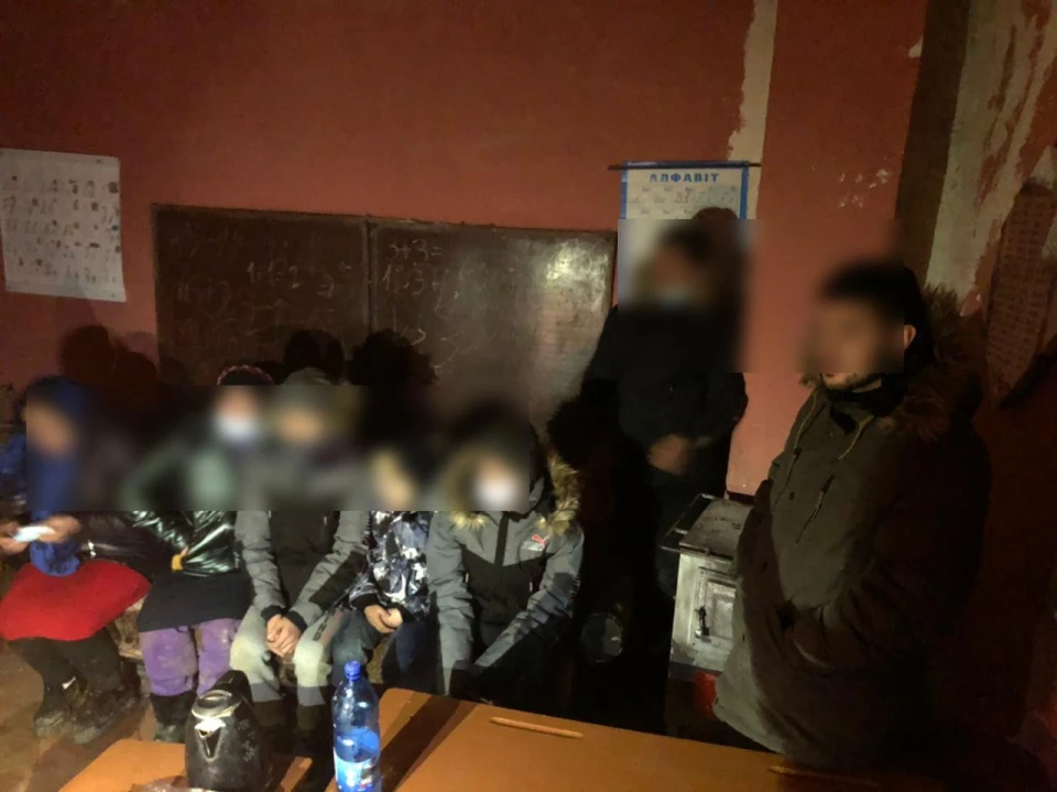 афганці у закинутій школі