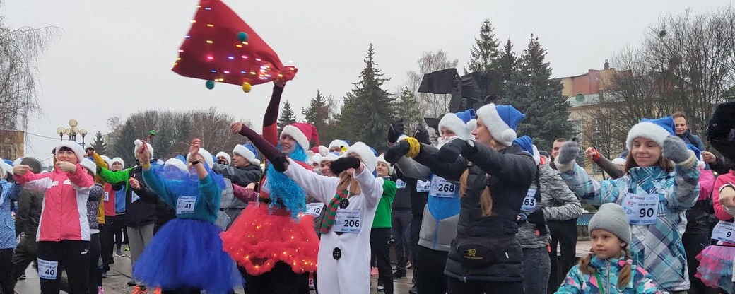 Майже дві сотні святкових Миколаїв пробігли у центрі Рівного