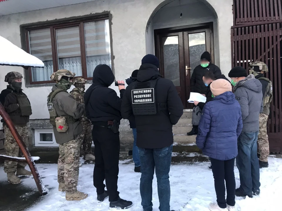 Нелегали у закинутій школі