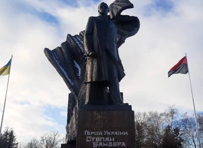 Тернопіль Пам'ятник Бандері