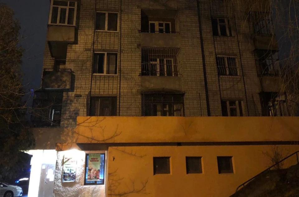 Впав з 4-го поверху на дах магазину
