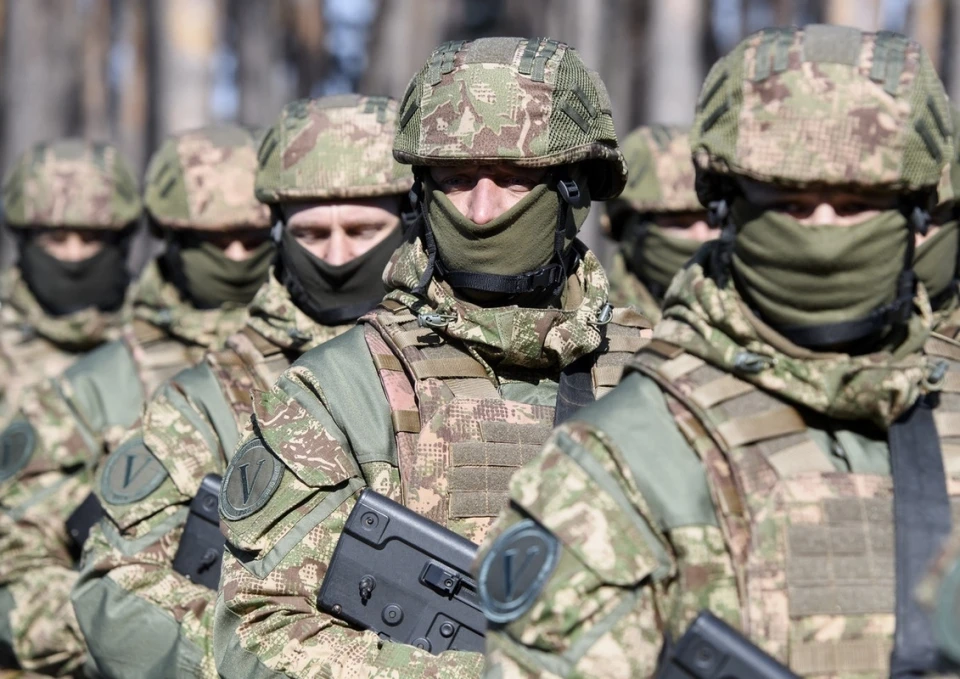 військові