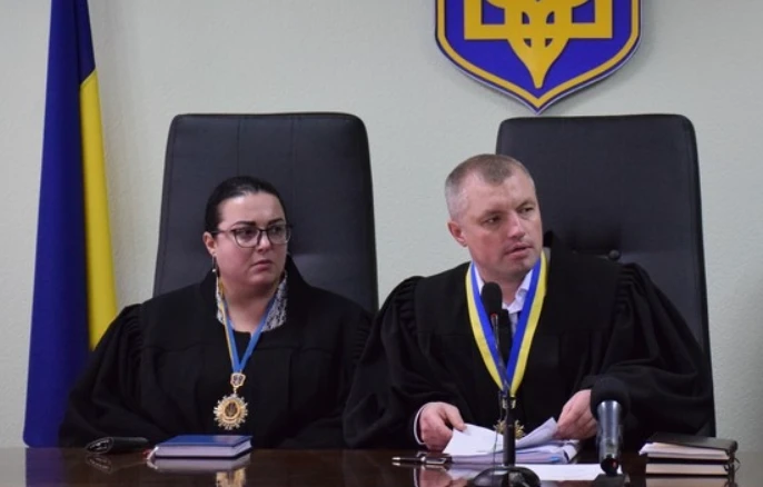 Cуддя Олег Кирильчук (праворуч). Місто Миколаїв