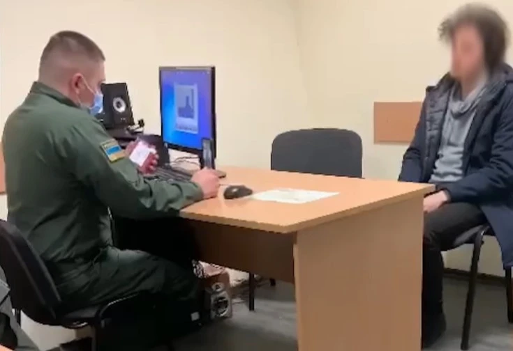 митники не пустили росіянина