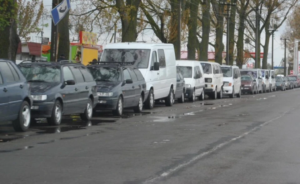 черга автомобілів