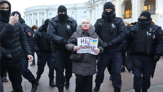 Затримання учасниці антивоєнної акції у Росії