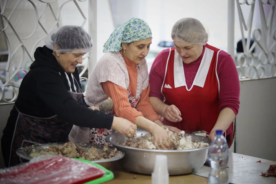 Кухонний фронт: у школах і садочках Рівненщини готують страви для воїнів
