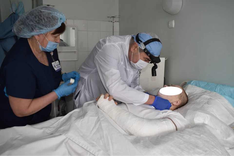 У Дніпрі медики врятували медсестру з Львівщини після важкого поранення