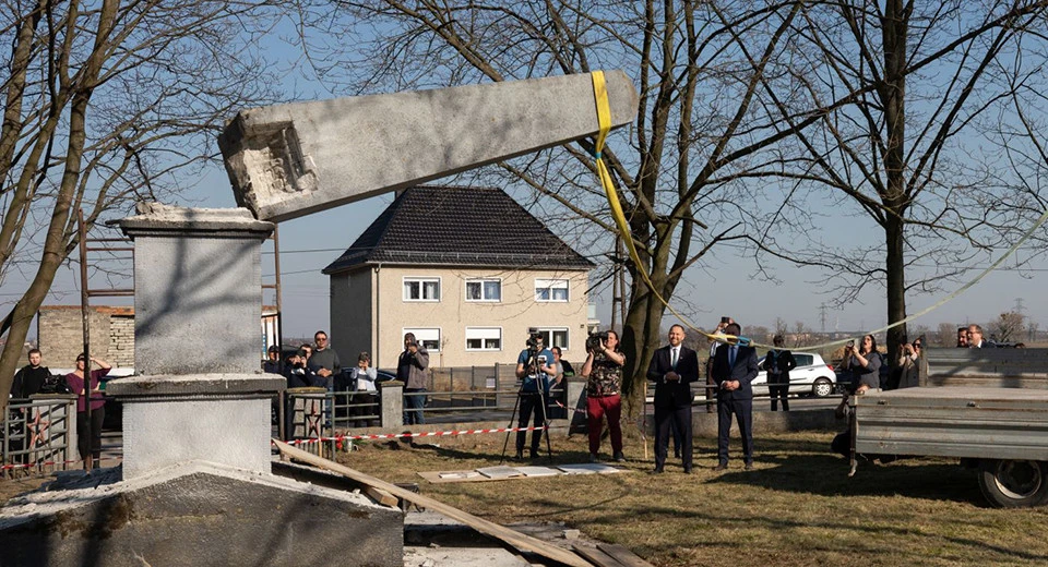 Демонтаж пам'ятника радянській армії у Польщі