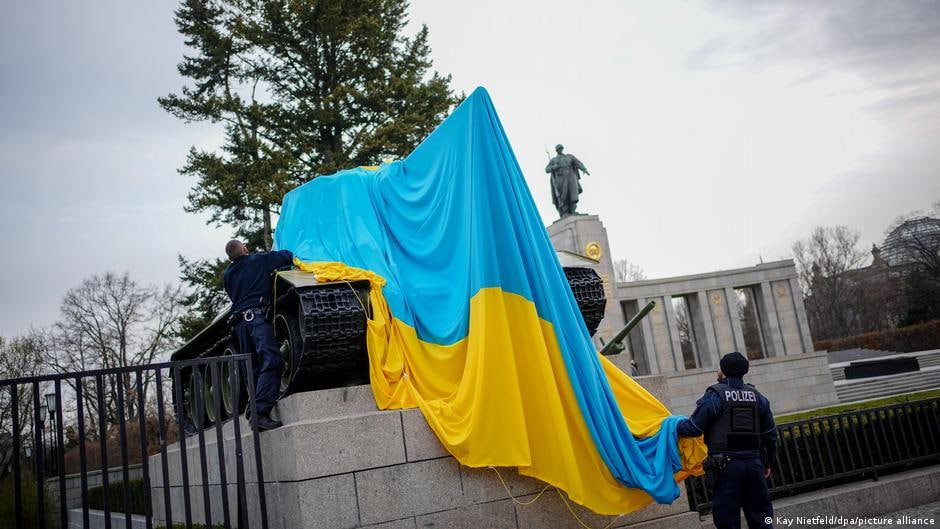 Прапор України на монументі радянським солдатам у Берліні