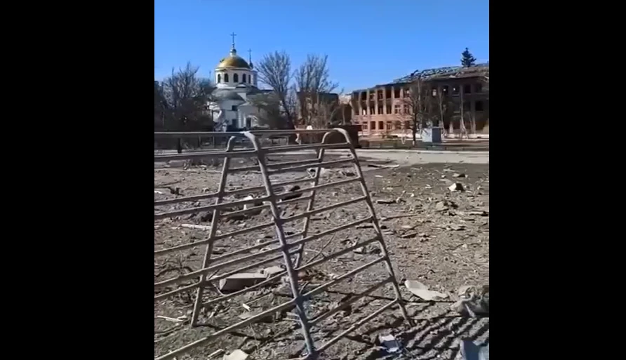 Руйнування в Ізюмі станом на кінець березня. Посередині - Свято-Вознесенський кафедральний собор