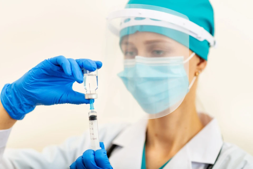 Власні Pfizer і Moderna: Україна вироблятиме мРНК-вакцини від COVID-19