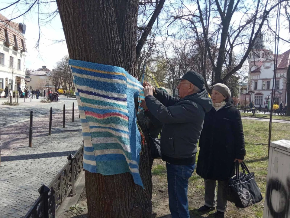 шалики на деревах