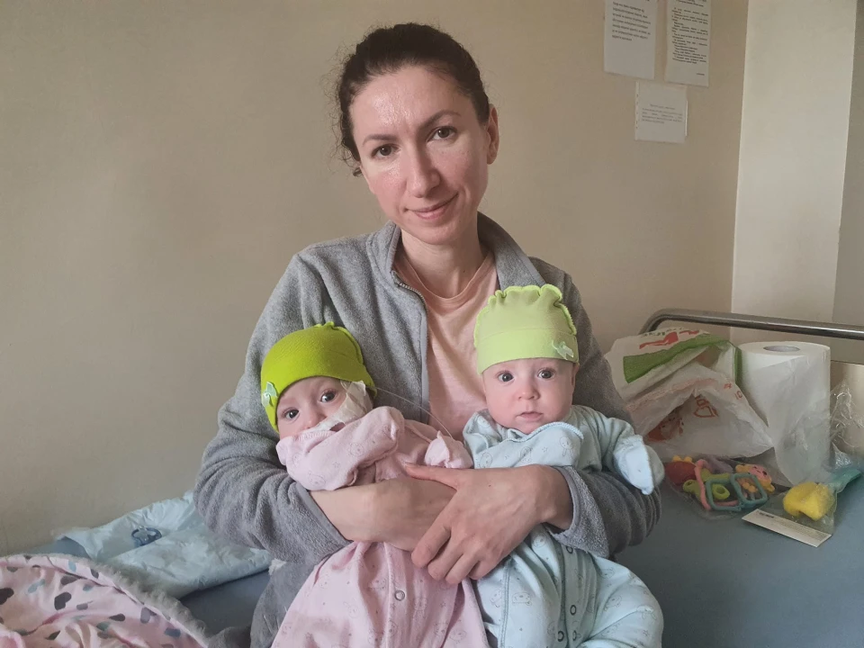 Близнючки Діанка та Софійка й їхня мама Катерина
