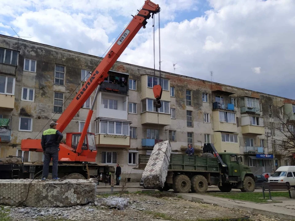 радянський обеліск зі стелою