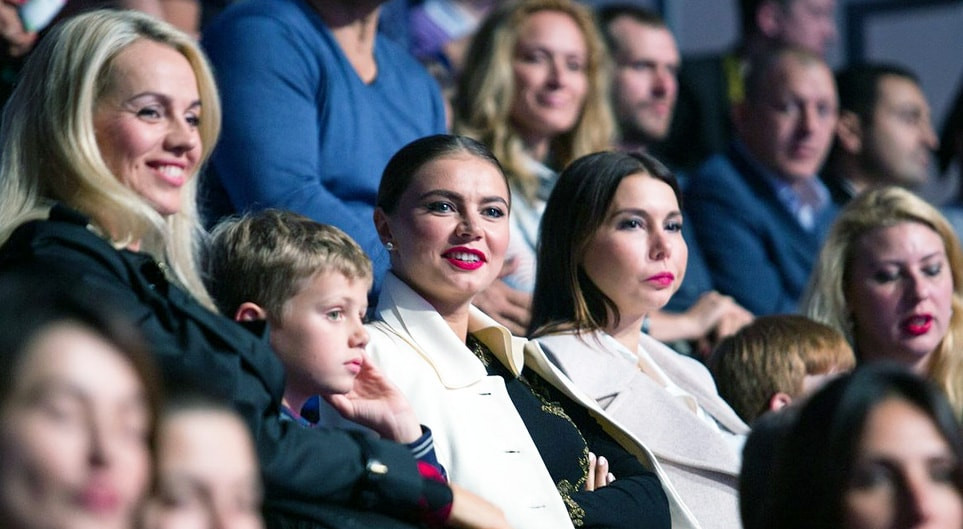 Кабаєва з сестрою та племінниками (офіційна версія). А неофіційна - з синами