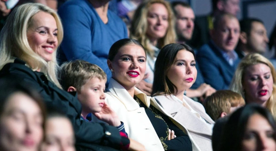 Кабаєва з сестрою та племінниками (офіційна версія). А неофіційна - з синами