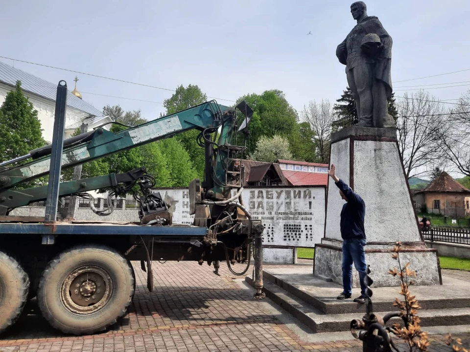 демонтаж пам'ятників на Закарпатті