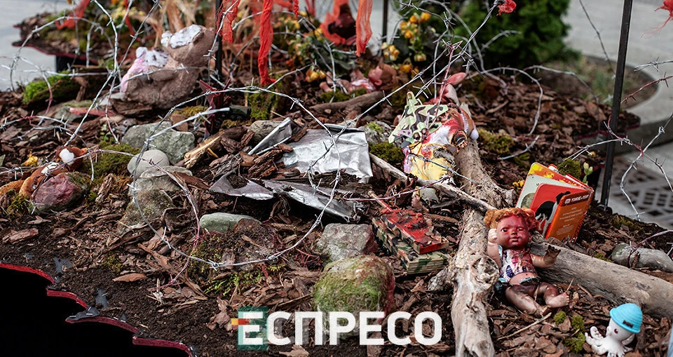 Арт-об'єкт мапа України в стані війни: танки, закривавлені іграшки та пшениця. Львів