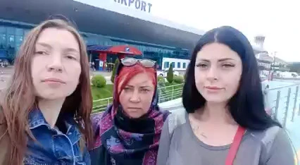 На фото рідні захисників Азовсталі