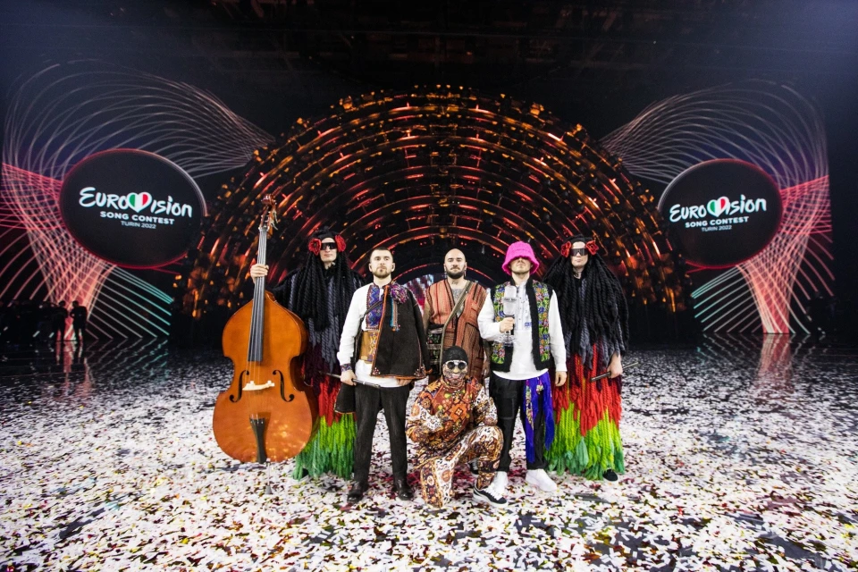 На фото гурт Kalush Orchestra на сцені Євробачення