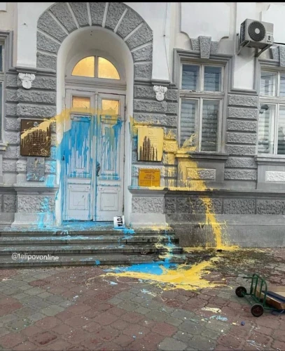 Невідомі пофарбували будівлю окупаційної адміністрації в кольори прапора України