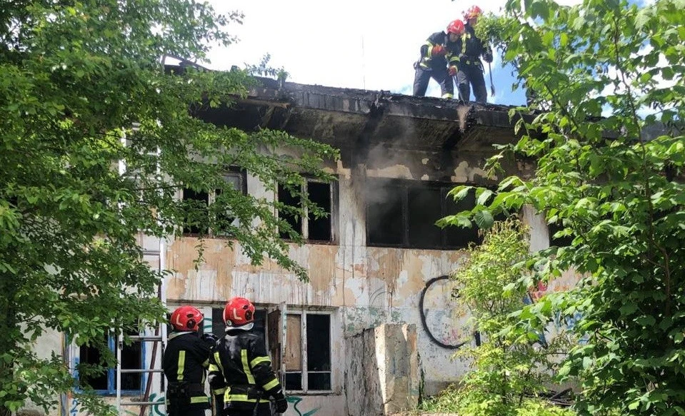 у закинутій будівлі на території стадіону "Торпедо"