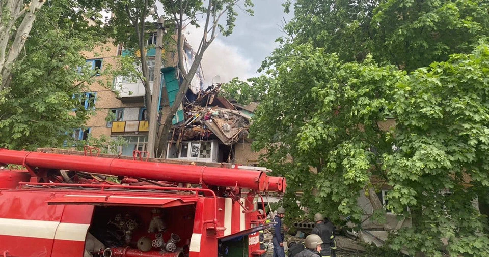 Бахмут, зруйнована багатоповерхівка