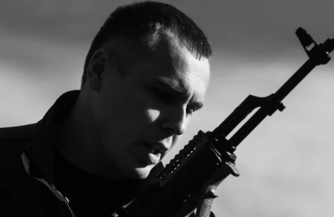 на фото: Роман Костенко
