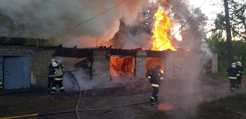 Гаражі, які охопила пожежа після ворожого обстрілу, Харківщина