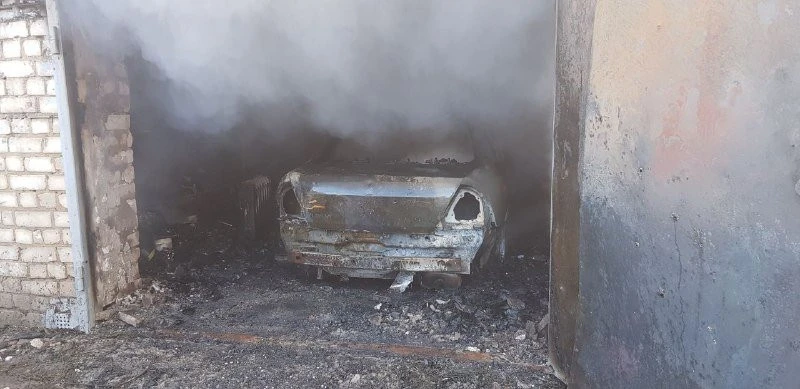 Гаражі, які охопила пожежа після ворожого обстрілу, Харківщина