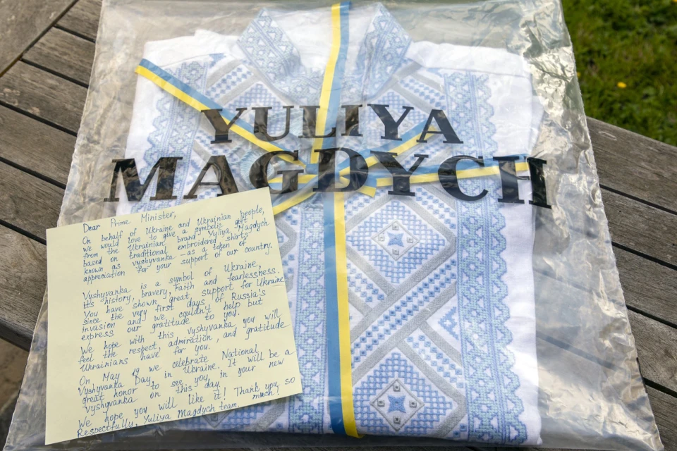 На фото вишиванка, яку подарували Борису Джонсону