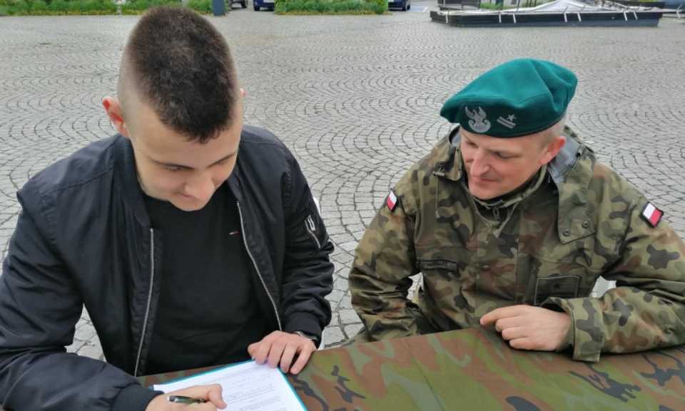 Заповнення добровольцем анкети на вступ до Польського війська