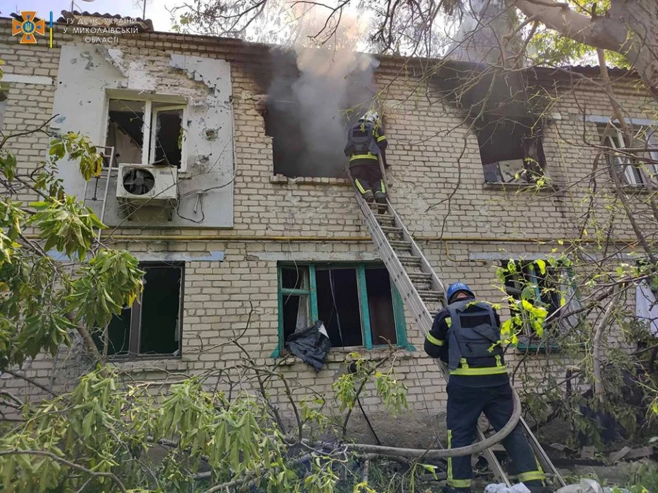 Пожежа внаслідок потрапляння уламків від російських ракет на Миколаївщині