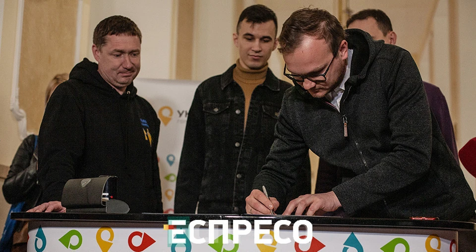 Друга марка із серії присвячена операції зі знищення крейсера "Москва". Її презентація відбулася рівно на 40-й день від його затоплення. Загальний наклад марок цього разу становить 5 мільйонів примірників з внутрішнім та міжнародним номіналами. Діятимуть